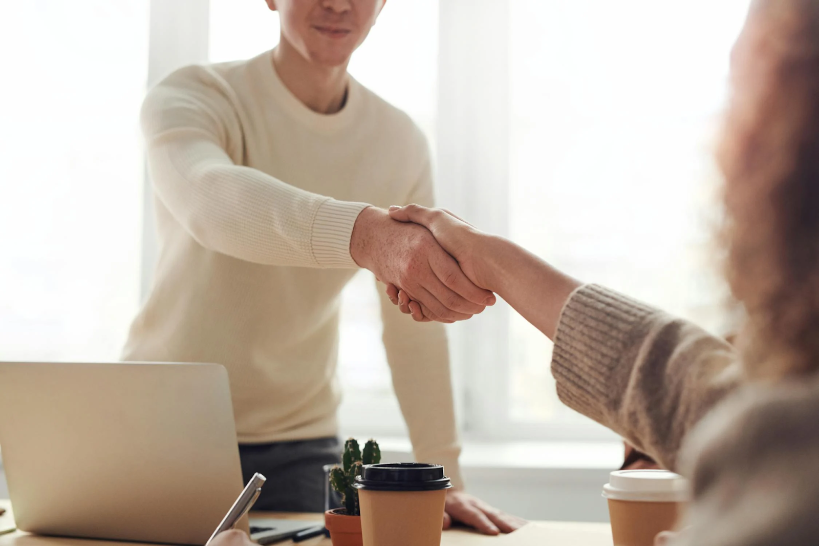 Mengoptimalkan Hubungan Profesional dengan 5 Bahasa Cinta - Physical Touch