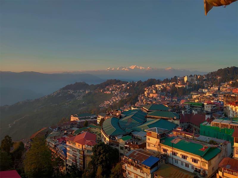 https://hlimg.com/images/places-images/91/800X600/darjeeling-west-bengal-india-family-holidays-spring-evening-98.jpg