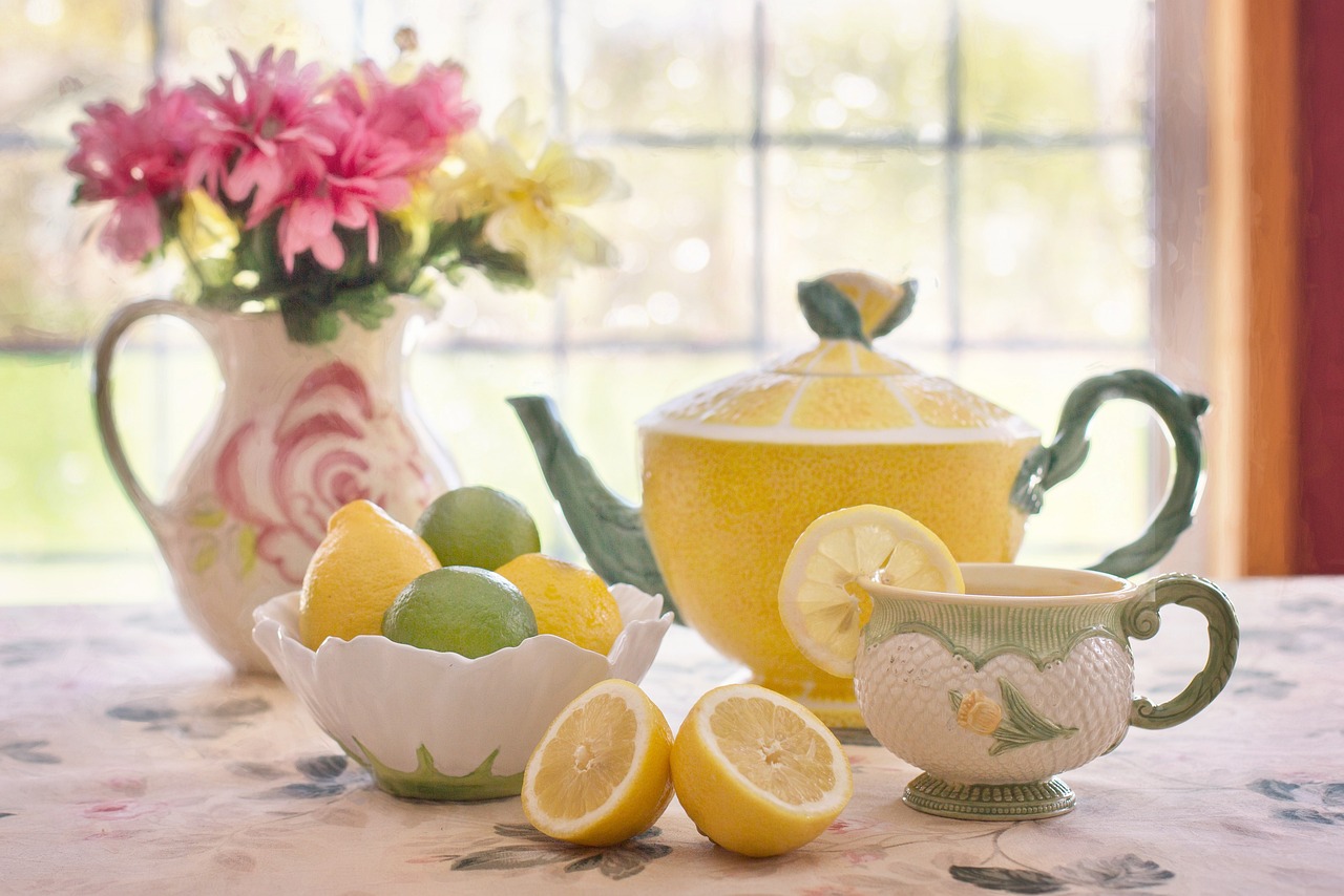 紅茶、レモン、花
