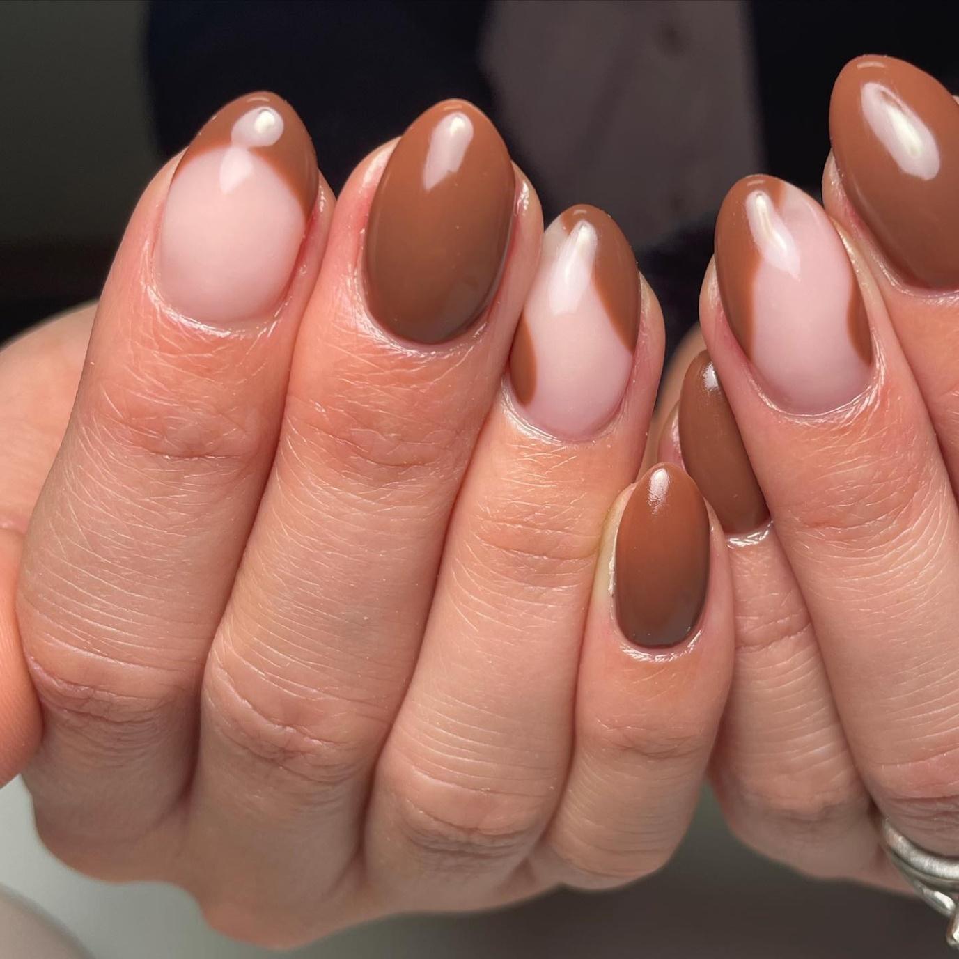 Diagonal Swirls Brown Nails