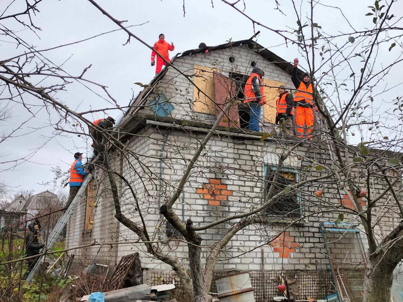 «Безробітна армія»: як запорізькі безробітні відбудовують, евакуйовують та допомагають обороні 