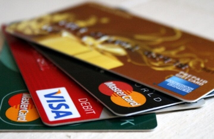 Nếu không thanh toán số tiền tối thiểu thẻ tín dụng đúng hạn, người dùng sẽ bị tính phí phạt trả chậm. (Ảnh minh họa)