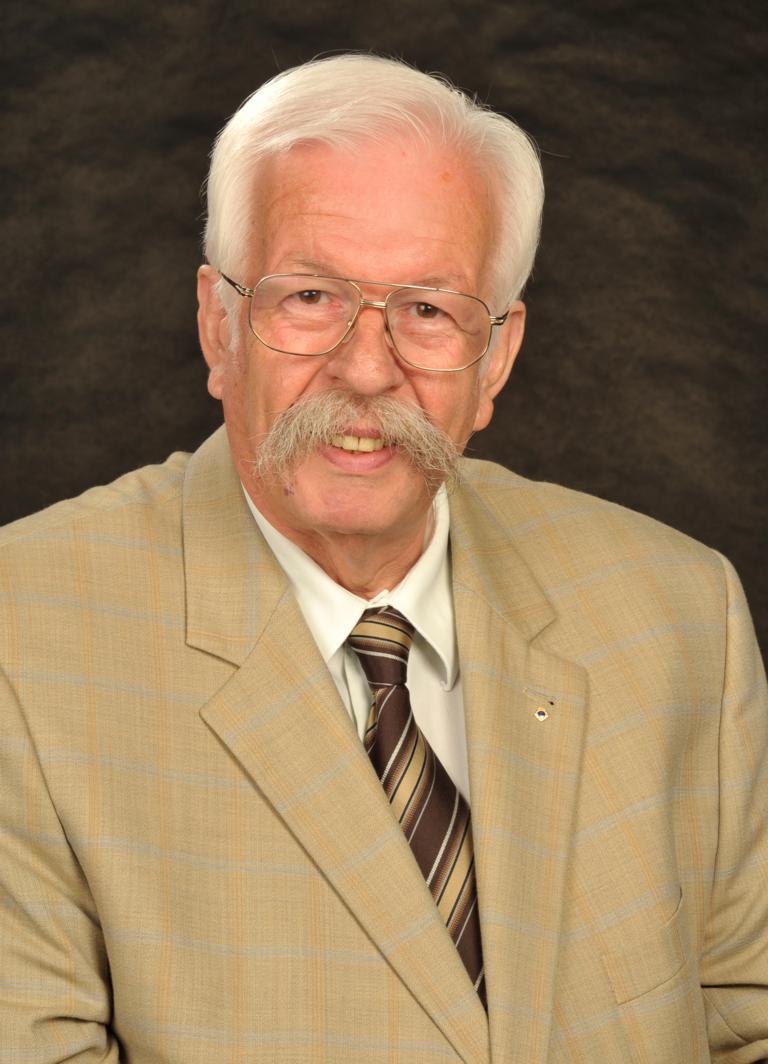 Ein Bild, das Menschliches Gesicht, Person, Kleidung, Shirt enthält.Automatisch generierte Beschreibung