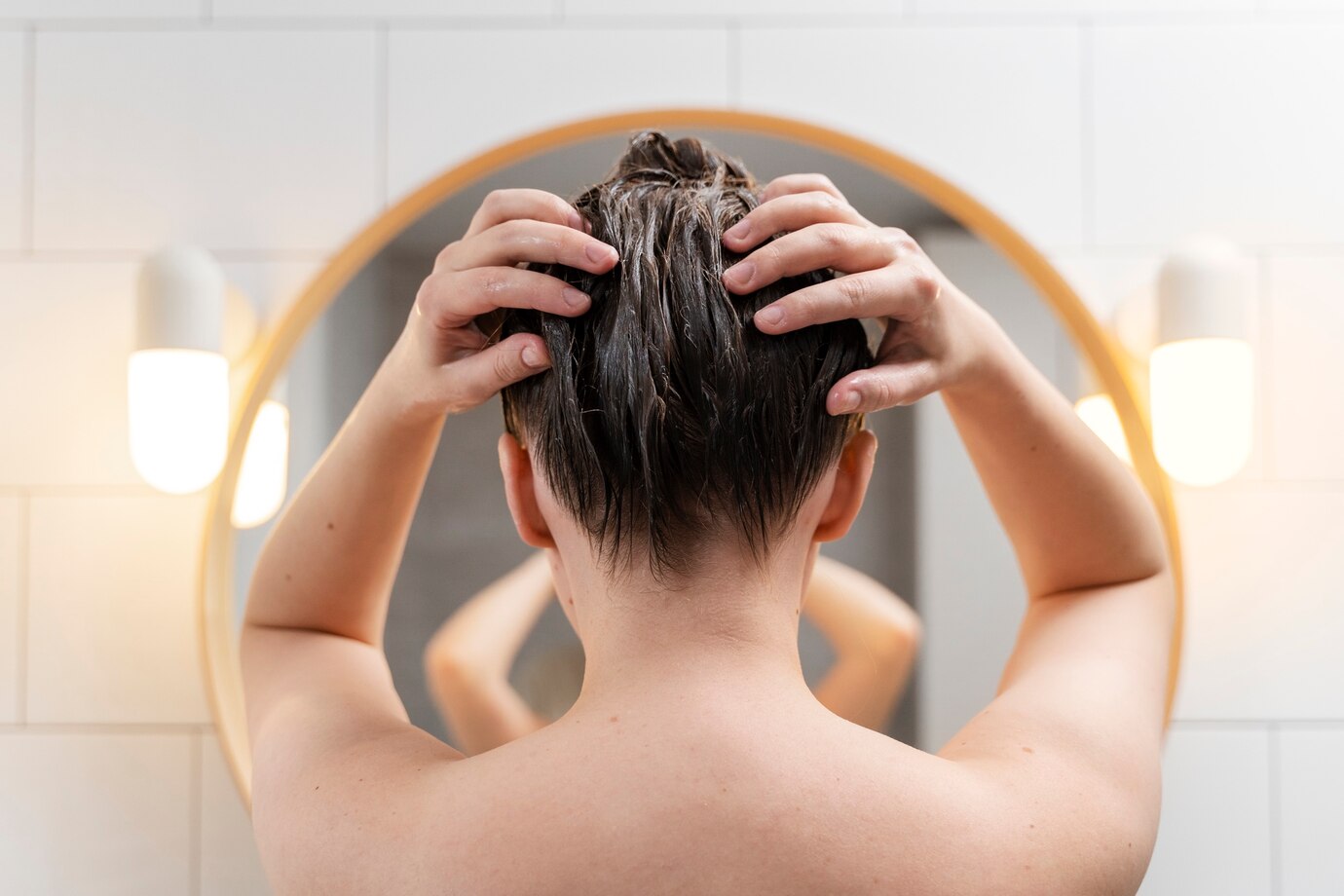 Thường xuyên massage da đầu sẽ giúp cải thiện tình trạng tóc bạc sớm ở tuổi dậy thì