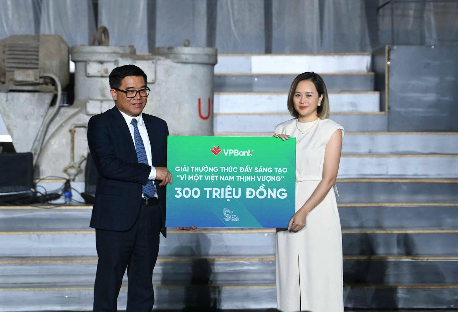 Đại diện Ngân hàng VPBank trao tặng giải thưởng Thúc đẩy Sáng tạo Vì một Việt Nam Thịnh Vượng trị giá 300 triệu cho Ban tổ chức Lễ hội Thiết Kế Sáng Tạo 2023