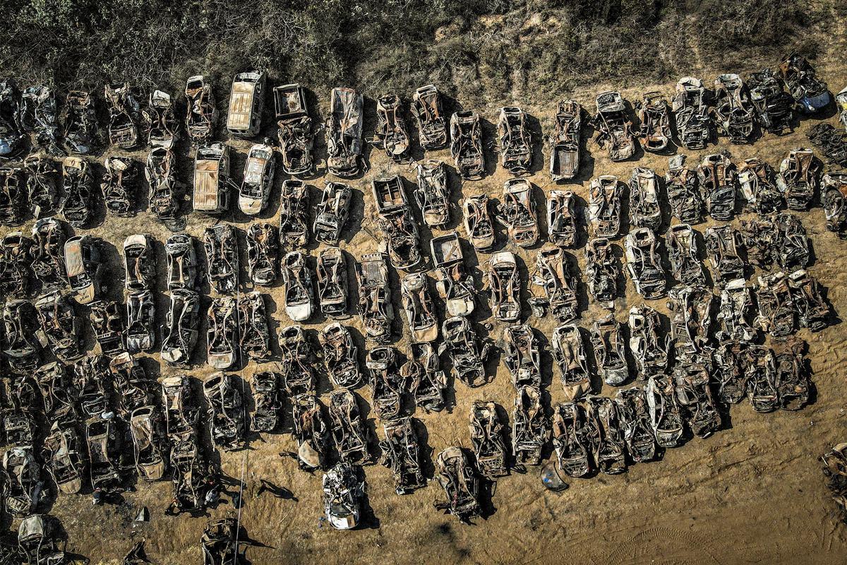 Quang cảnh nhìn từ trên không cho thấy hàng trăm chiếc xe hơi đã bị phá hủy trong cuộc tấn công hôm 07/10/2023 do những kẻ khủng bố Hamas thực hiện, sau khi những chiếc xe này được thu thập và vận chuyển ra bên ngoài thành phố Netivot ở miền nam Israel hôm 01/11/2023. (Ảnh: Jack Guez/AFP qua Getty Images)