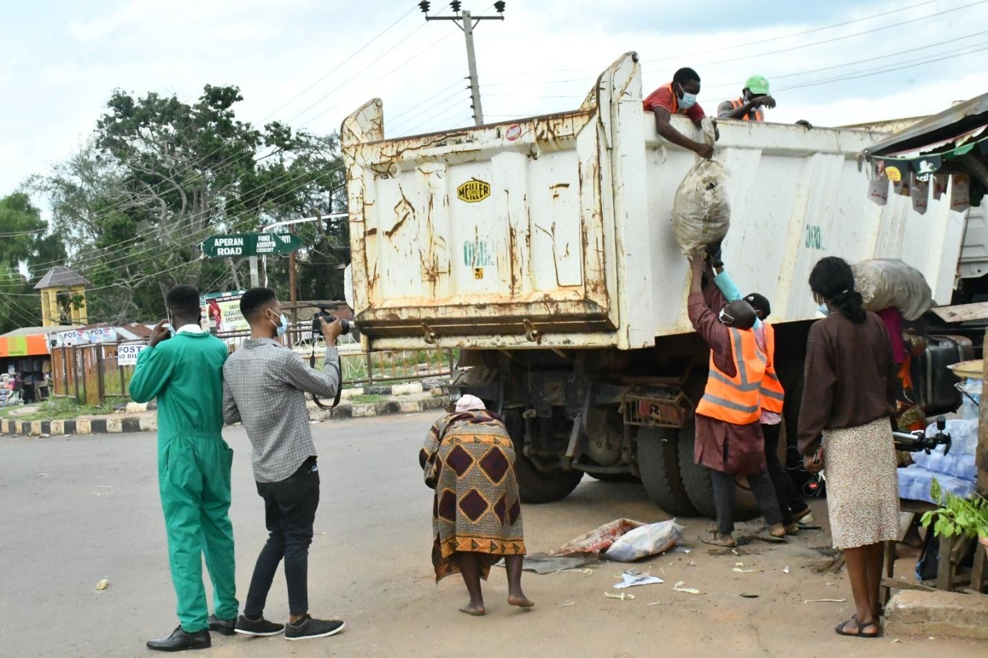 C:\Users\HP\Desktop\13 3 4\Waste collection into a truck from some residents of Omuaran as part of the cleanup exercise.jpeg