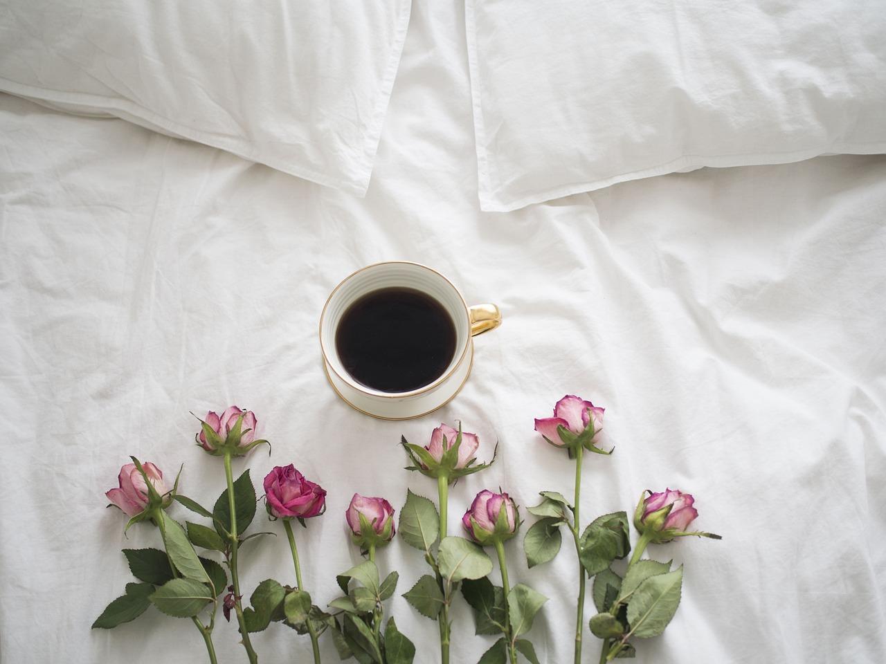 花、コーヒー、ベッド