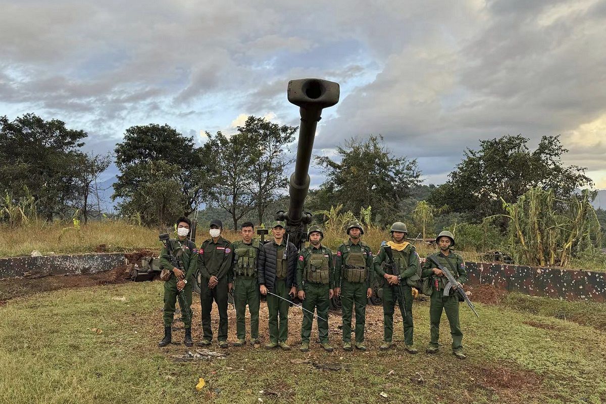 ミャンマー国軍と戦闘を続ける民族武装勢力（The Kokang online提供、AP）