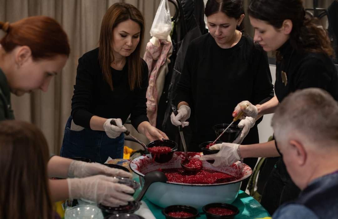 Приготування вітамінних сумішей для бійців від команди "Еспресо"