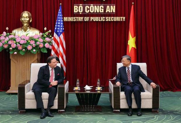 Khả năng Bộ Công an Việt Nam mua vũ khí của Mỹ và những lo ngại