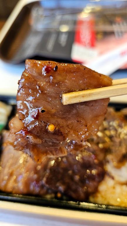 一張含有 肉, 菜餚, 食物, 筷子 的圖片

自動產生的描述