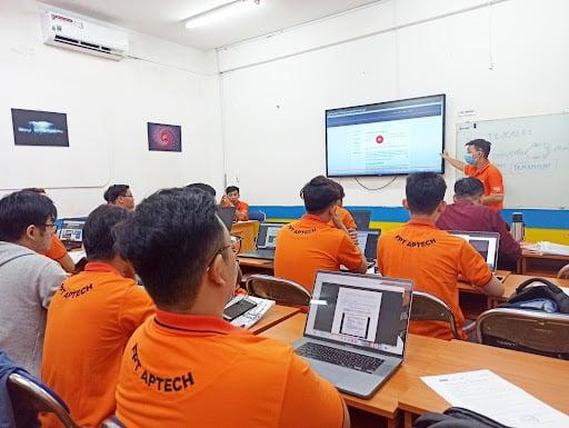 Hình ảnh một lớp học lập trình tại trường Aptech Hà Nội
