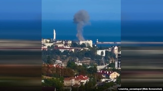 Стовп диму після гучного вибуху в районі штабу Чорноморського флоту РФ у Севастополі, 20 серпня 2022