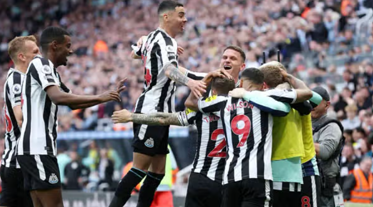 Cầu thủ Newcastle ăn mừng bàn thắng