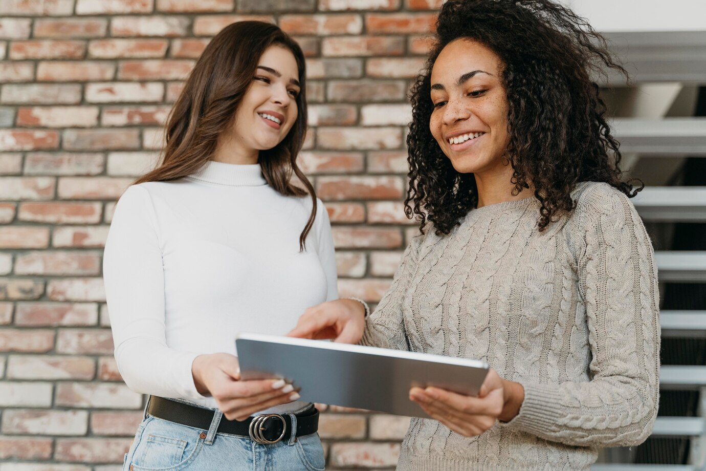 Mulheres na tecnologia trabalham conjuntas sobre um tablet