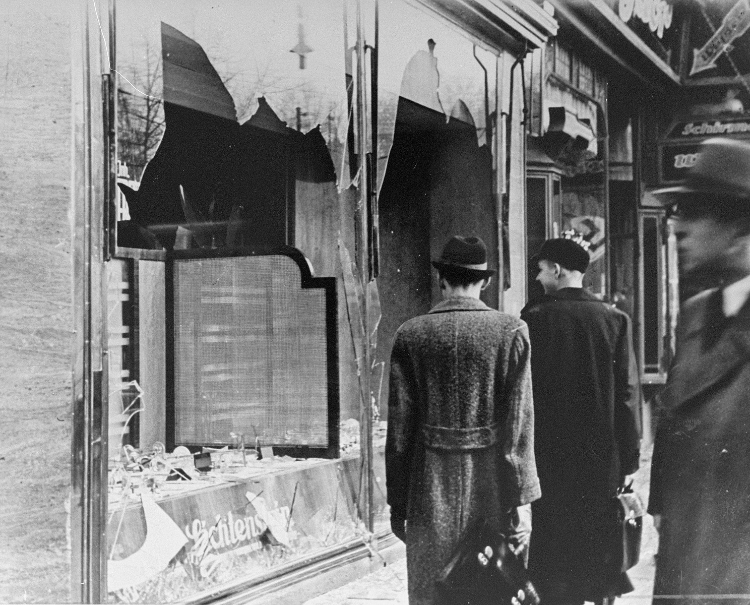 Commerce juif saccagé après la Nuit de Cristal à Berlin, 10 novembre 1938