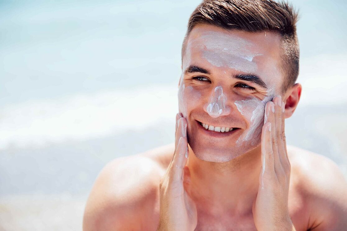 Nam giới da mụn có nên dùng kem chống nắng không? 