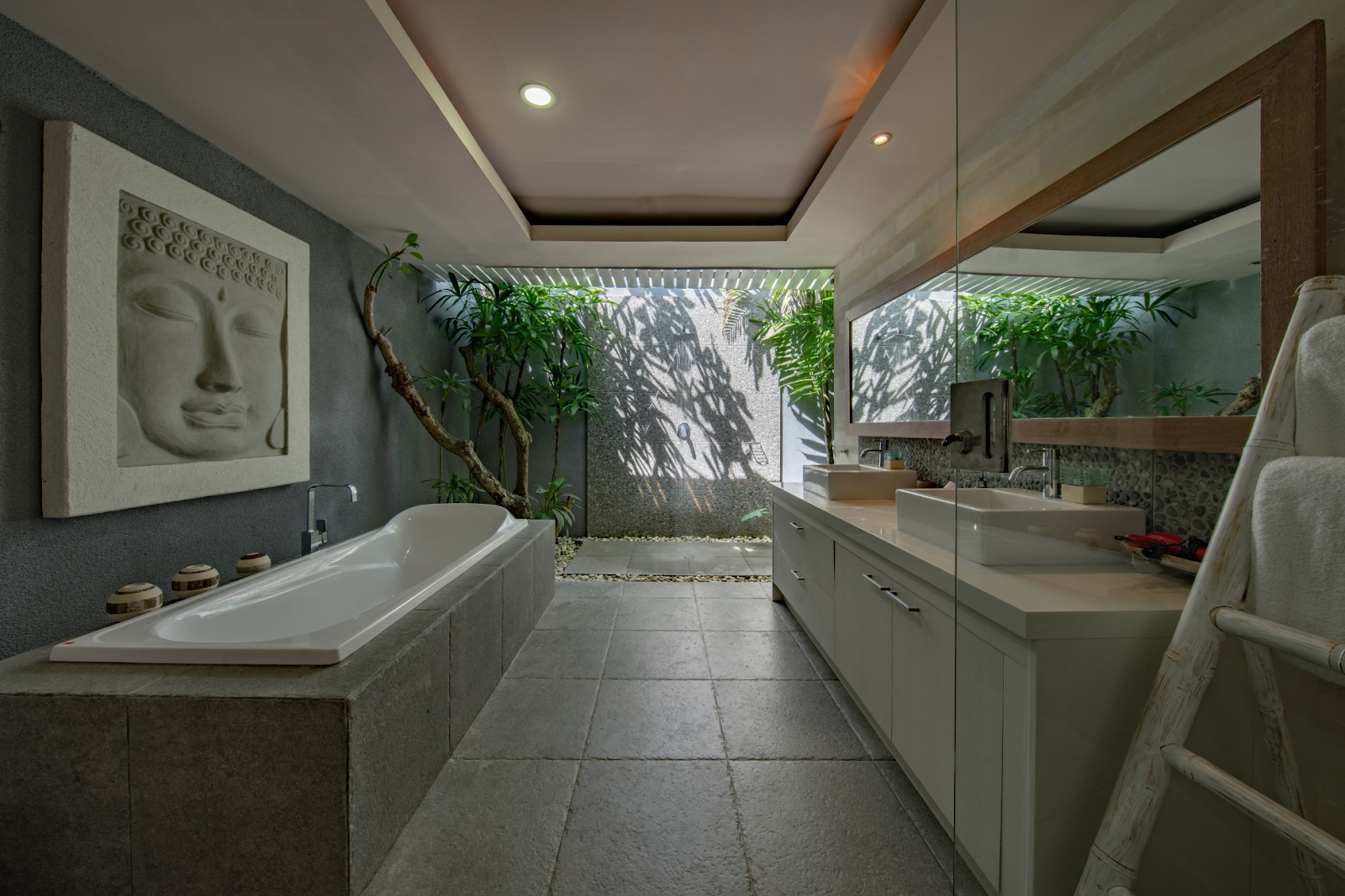 O baie luxoasă, asemănătoare unui spa, cu dulap montat