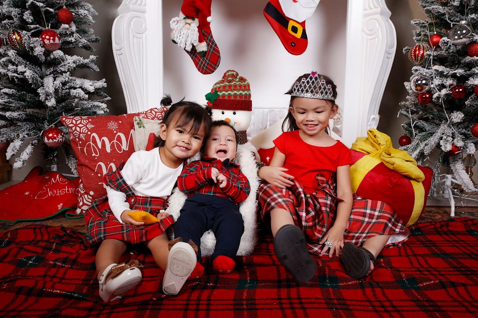 Family Christmas Photo Outfit Ideas: red plaid outfits for the holiday vibes for your christmas family pictures