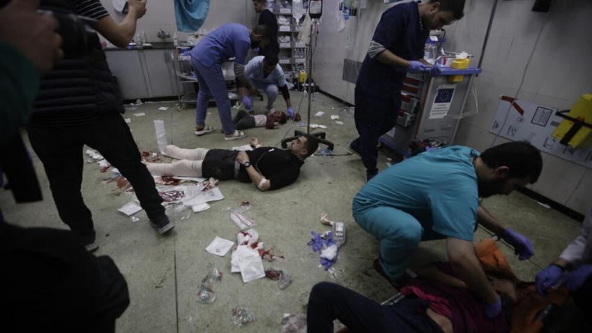 فلسطینی‌هایی که در بمباران اسرائیل زخمی شده‌اند به در بیمارستان خان‌یونس آورده شده‌اند. ۸ دسامبر ۲۰۲۳