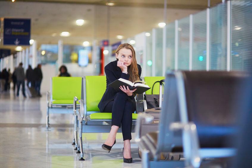 Reading terminal. Женщина в аэропорту. Люди в аэропорту. Девушка и печенье в аэропорту. Женщина в зале ожидания.