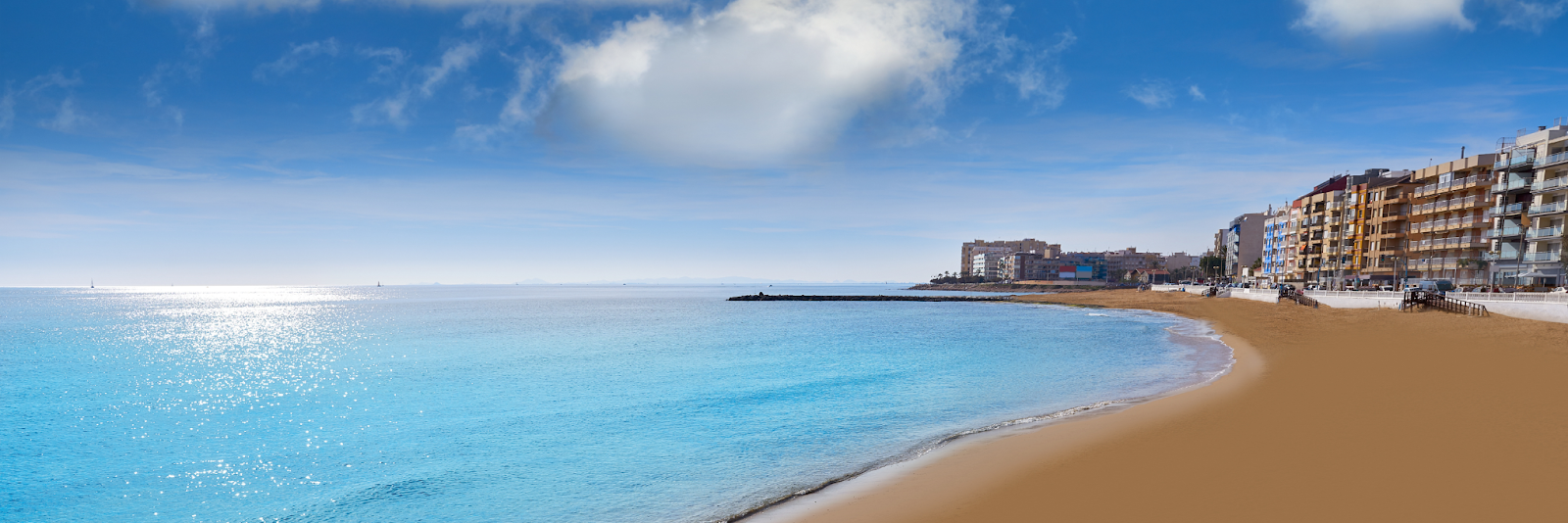 Uitzicht op het strand van Playa de Los Locos Torrevieja