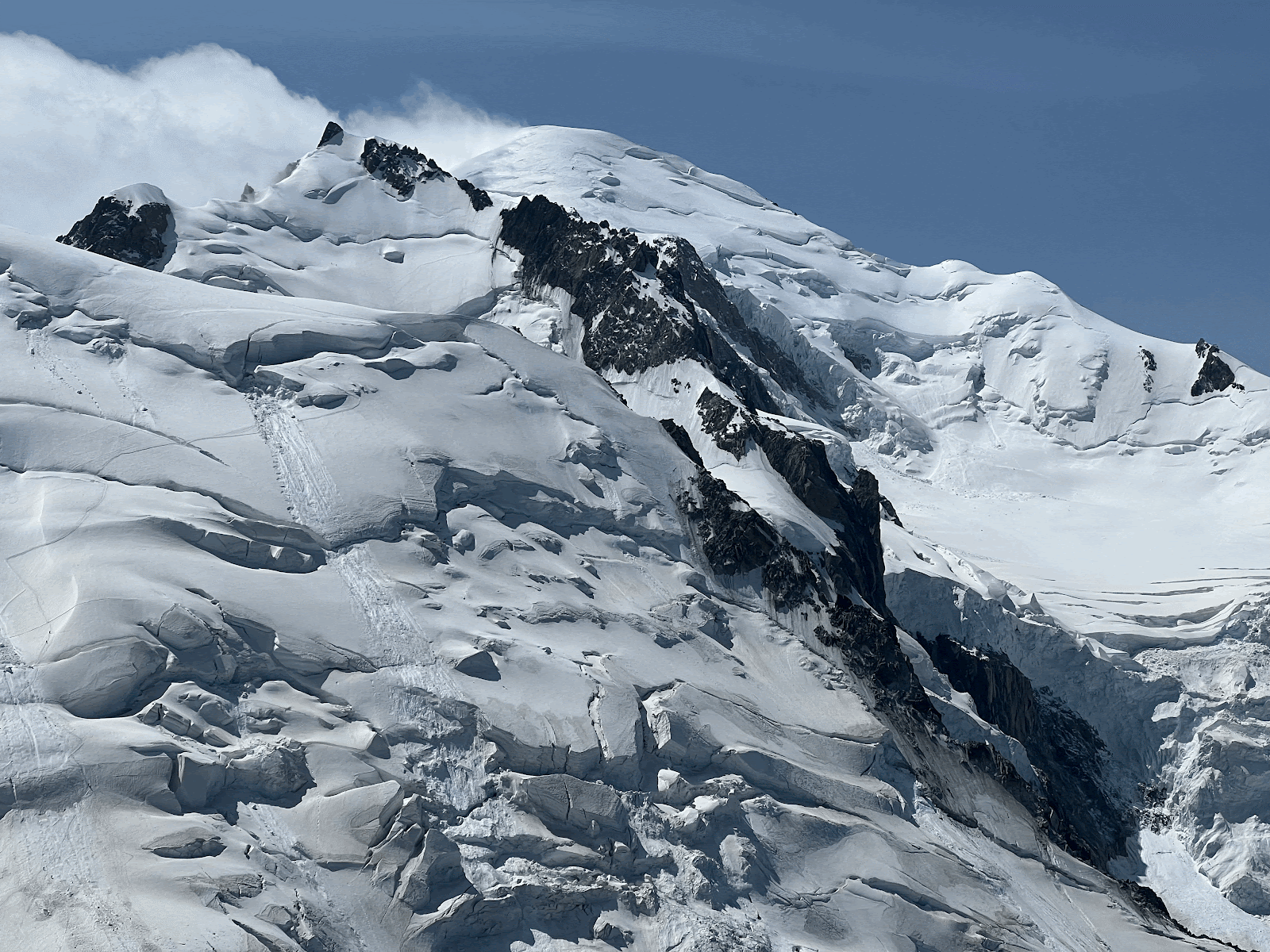 En fond, le sommet du Mont Blanc depuis l’aiguille du Midi