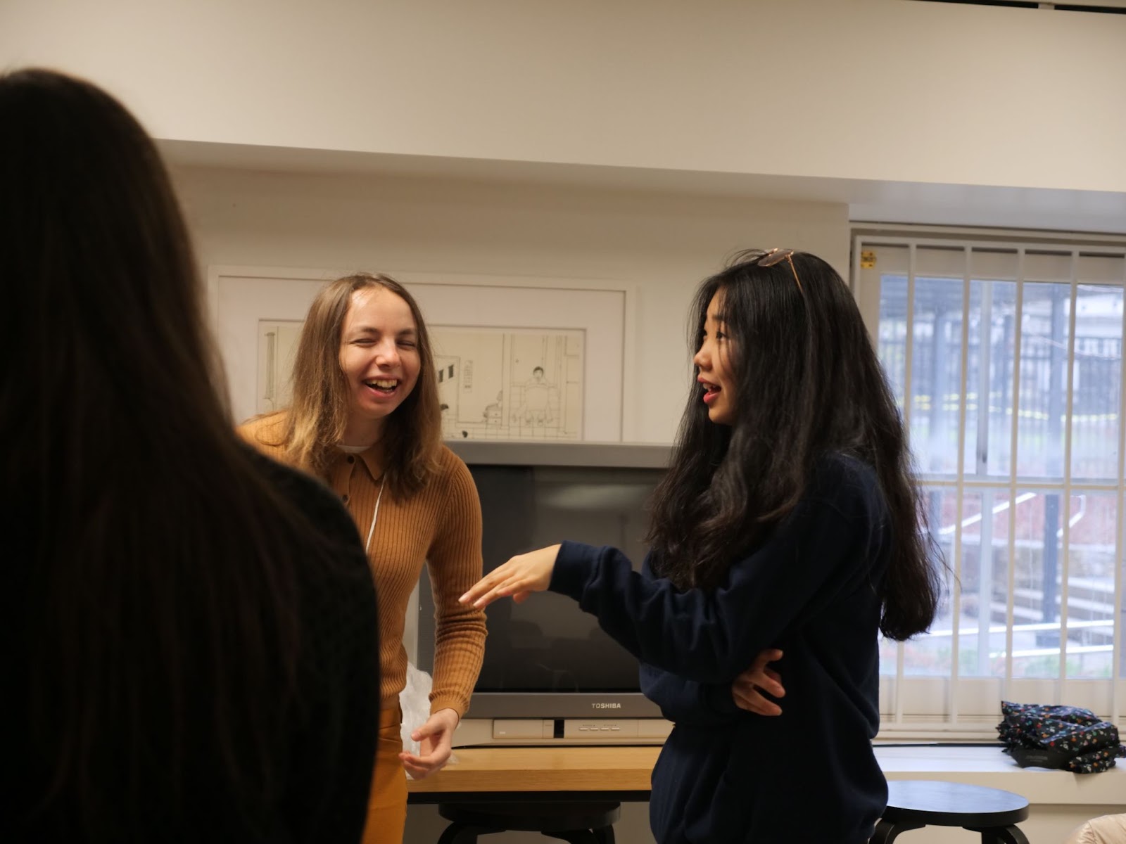 Marie-Pauline et Abby en train d’articuler des vire-langues.