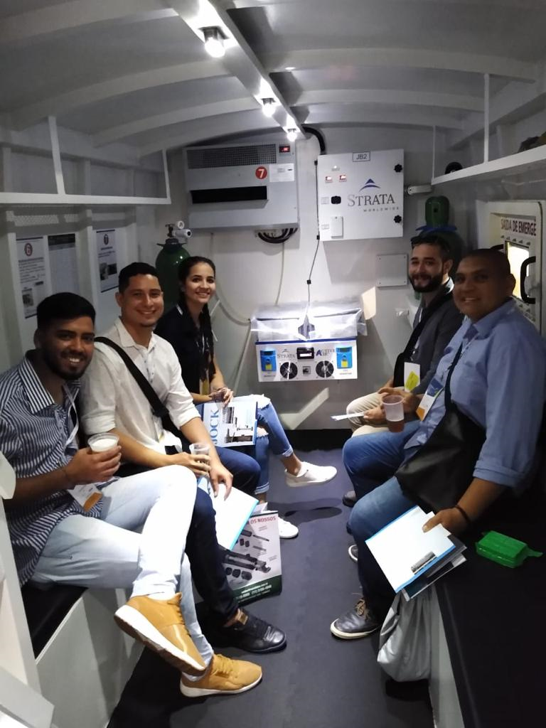 Pessoas sentadas em cadeiras

Descrição gerada automaticamente