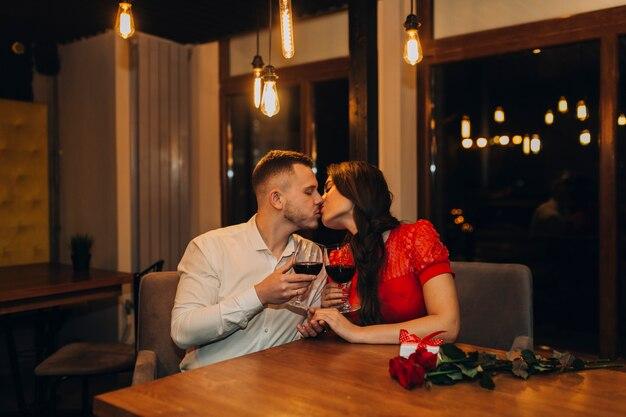 De ce este importantă cina romantică în cuplu 