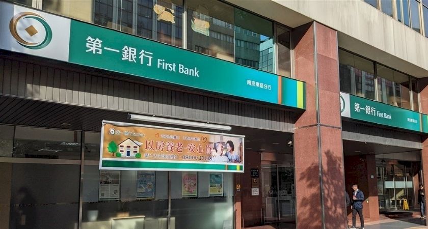 First commercial bank là ngân hàng nào? 