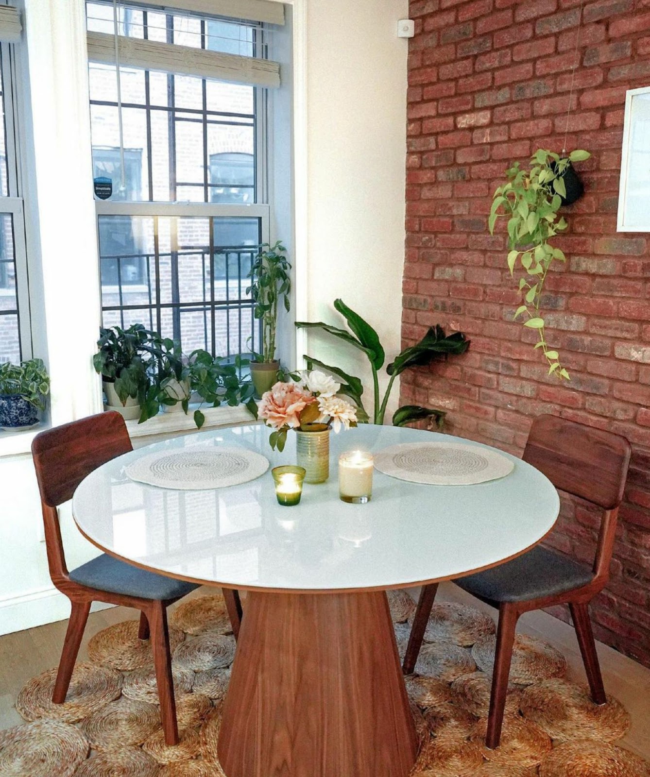Artsy Round Dining Table Corners