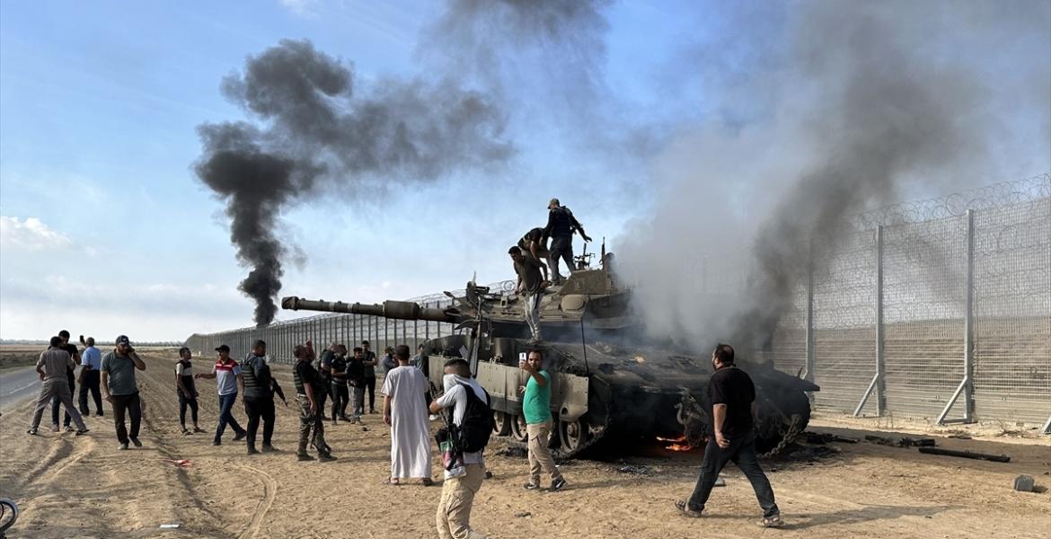 طوفان الأقصى.. فيديو للحظات الأولى لبدء العملية واقتحام المقاومة للجدار | 1