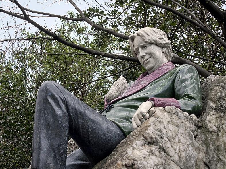 Oscar Wilde Memorial Sculpture - Wikipedia