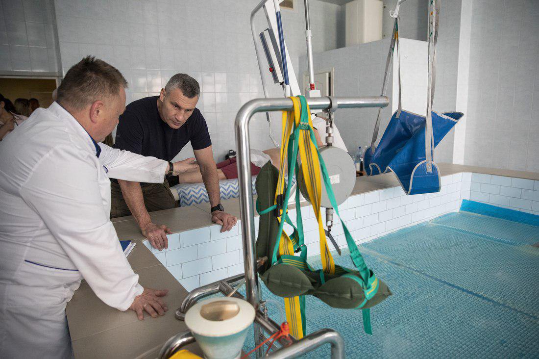 Віталій Кличко перевіряє, як ремонтують Київський госпіталь ветеранів війни, 5 липня 2023 року.
