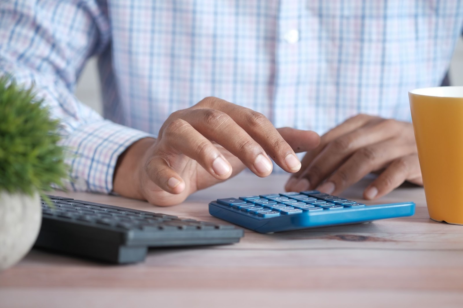 photo d'une personne qui fait des calculs avec une calculatrice