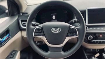 Hyundai Accent 2024 được trang bị vô lăng 3 chấu to bản, cho cảm giác cầm lái rất đầm, chắc tay