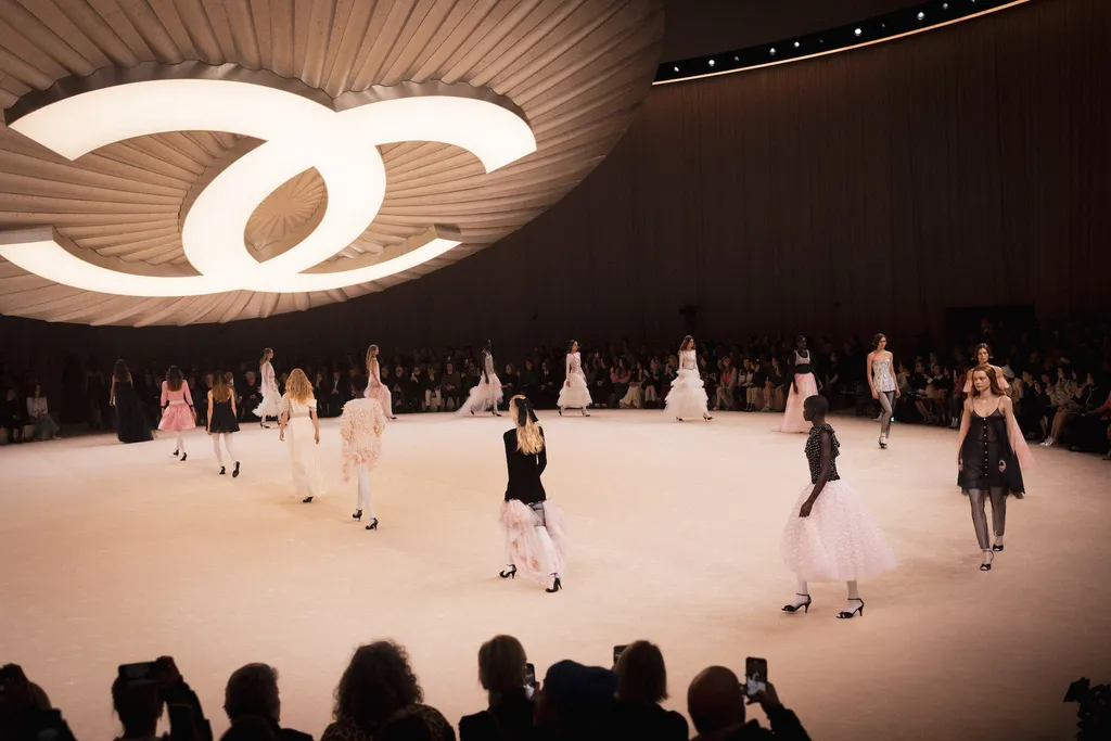 Paris Haute Couture Week 2024: Picture showing several models strutting their stuff on the runway