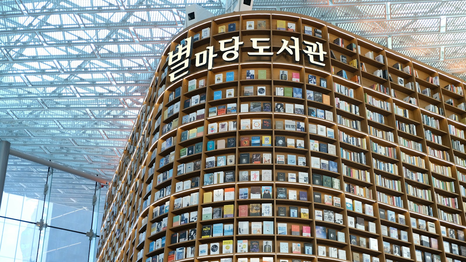 【首爾景點】Coex Mall星空圖書館별마당도서관 超巨大三層樓高書牆，首爾三成站文青免費景點！