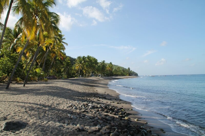 plage sable noir en Martinique 