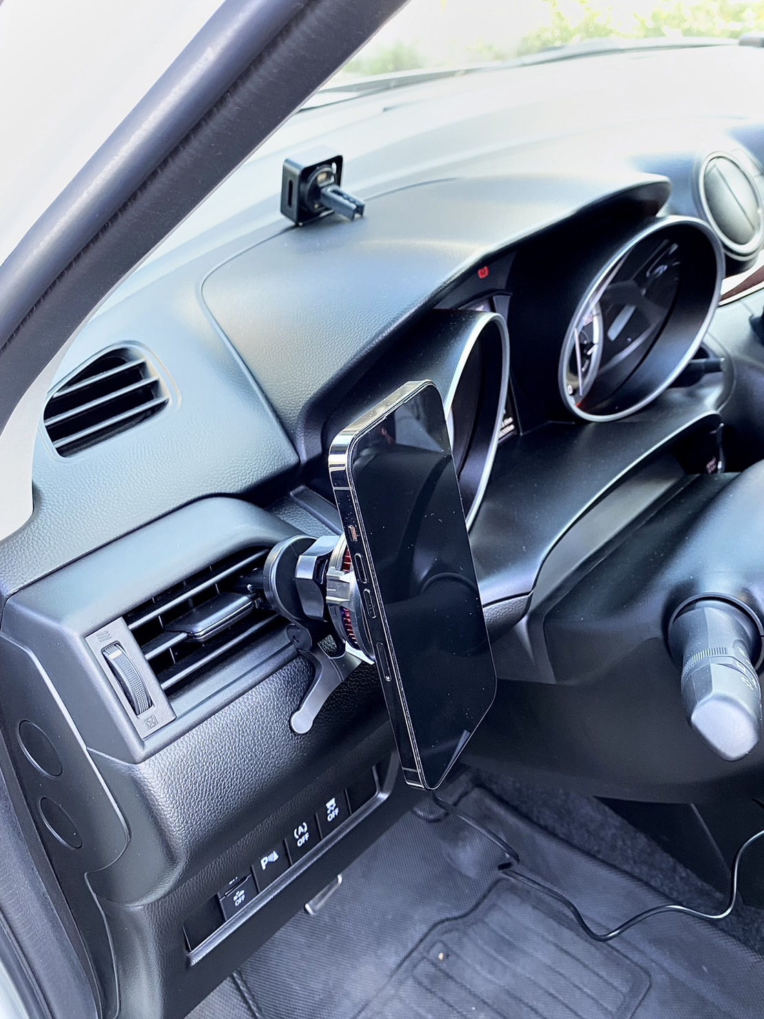 好物分享｜見過最方便的無線車充就是它了－AUKEY MagL