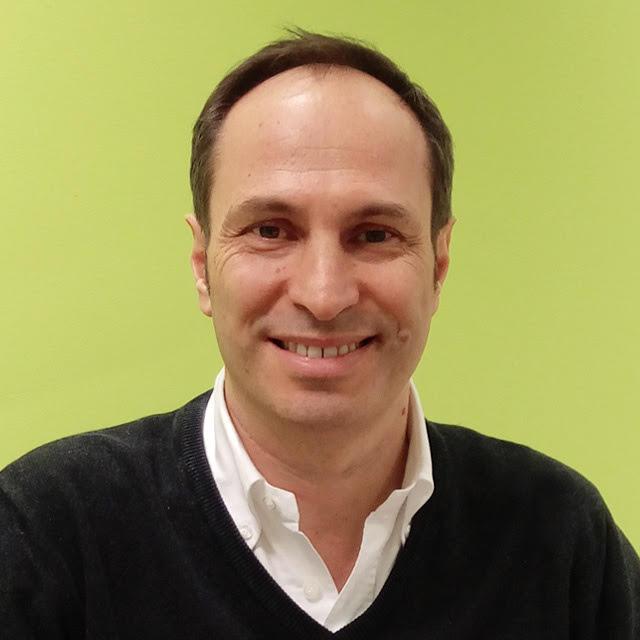 Hombre sonriendo con terno

Descripción generada automáticamente