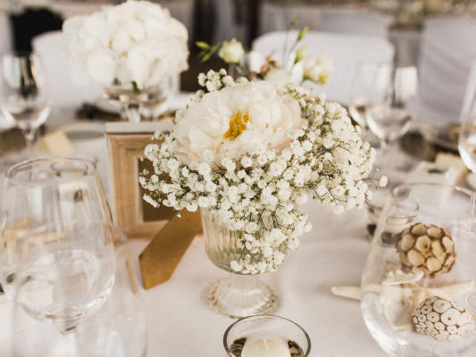 Bình hoa tròn để bàn đám cưới - ý tưởng trang trí hoa bàn tiệc cưới đơn giản