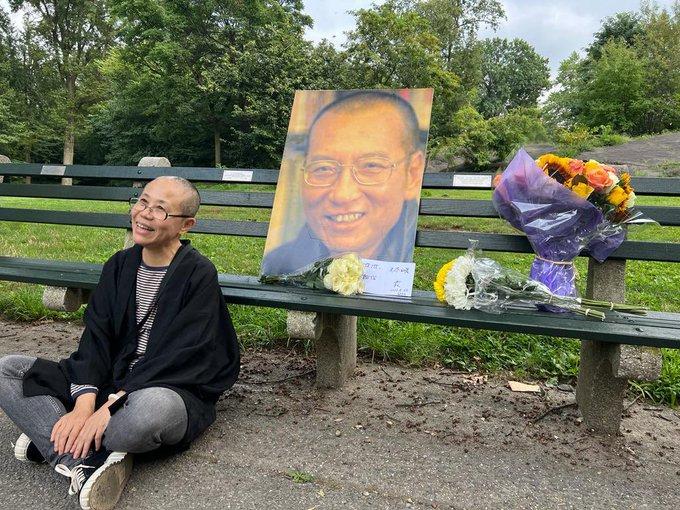 刘霞到中央公园的诺贝尔和平奖得主刘晓波纪念长椅缅怀亡夫