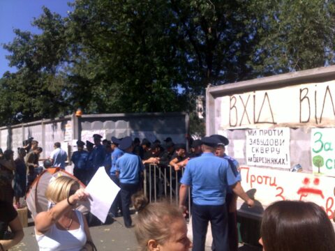 Акція протесту місцевих жителів проти забудови скверу на Березняках (фото Анатолія Велімовського)
