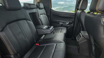 Đánh giá Ford Ranger 2024 về không gian hàng ghế thứ 2, khoảng để chân đã có sự cải thiện