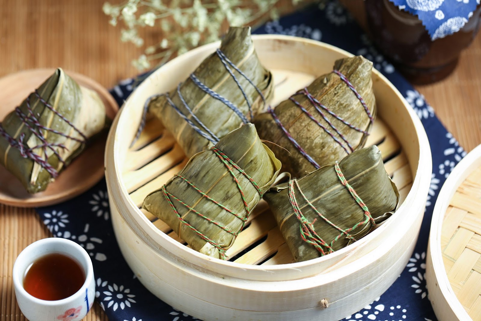 Sebuah mangkuk nasi dan makanan dalam keranjang bambu. Makanan terlihat lezat dan menggugah selera.