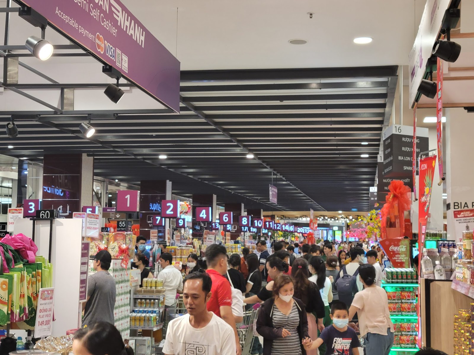 Tương tự ở Aeon Mall (quận Bình Tân), lượng khách đến mua sắm vẫn rất đông dù là ngày trong tuần.