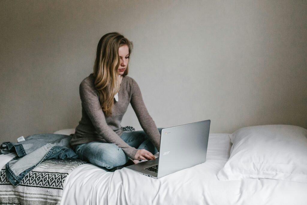 woman in bed using Ai Tools For Students